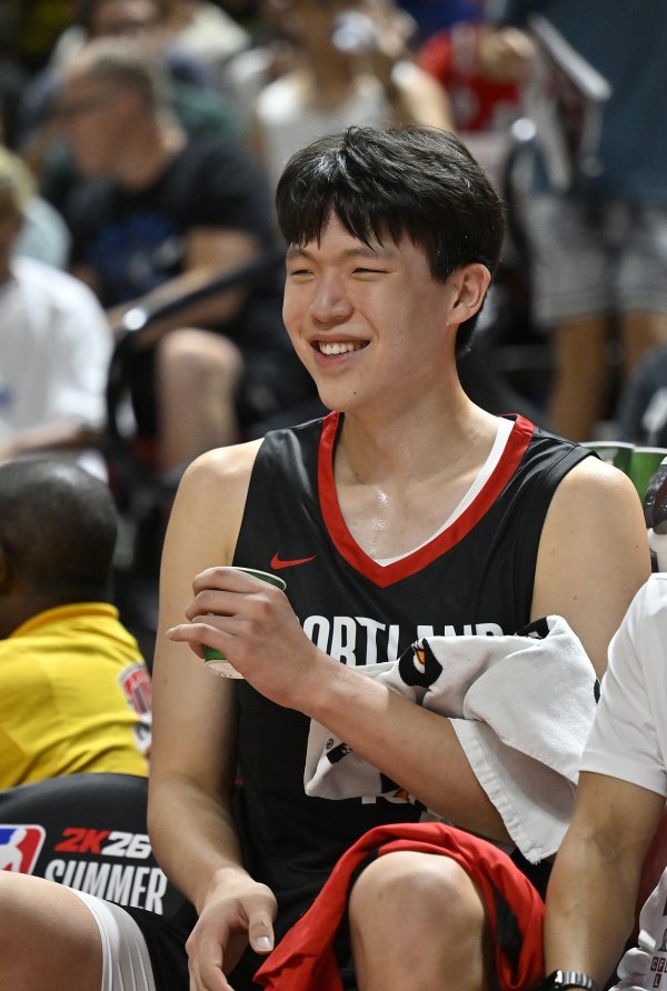 很轻松😆！队记：杨瀚森看起来玩得很开心 一直带着微笑