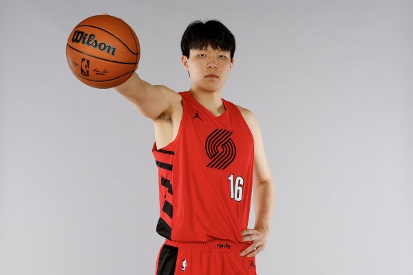 😘来认认人！开拓者17人大名单敲定：霍勒迪利拉德杨瀚森领衔！