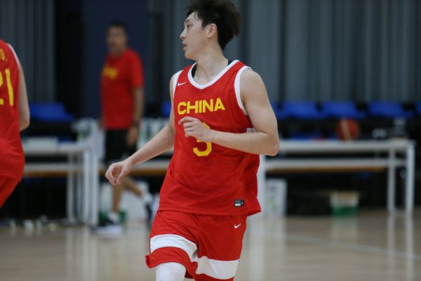 媒体人：竞技状态  这么差的胡明轩出战29分钟 说明他有郭导