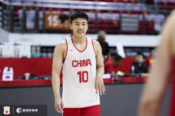 媒体人：王俊杰上半场杆位&出场时间全队最多 今天主打