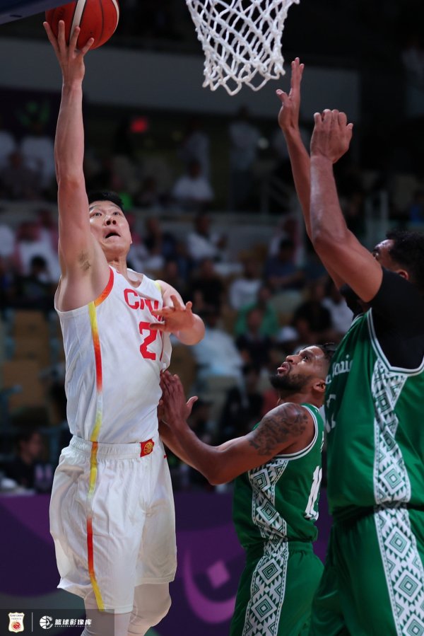 稳如磐石！胡金秋上半场5投全中砍11分6篮板球   罚球1中1