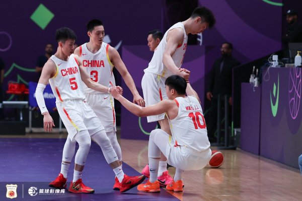 半场-中国男篮领跑  印度22分 胡明轩14分 胡金秋5中5
