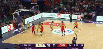 天赋尽显！王俊杰追防无视对方欧洲步大帽直接扇出端线  ！