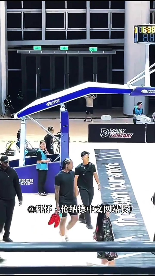 手痒了想练练？莱昂纳德提着运动活动    鞋  抵达球馆并在