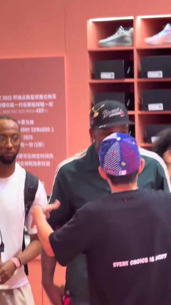 酒量这么好？爱德华兹直接拿着酒参加签售等各项活动