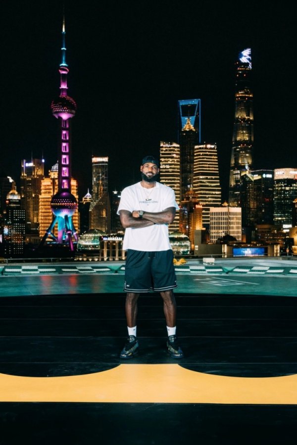 外滩夜景！詹姆斯正式开启中国行   第23代战靴在中国全球杆