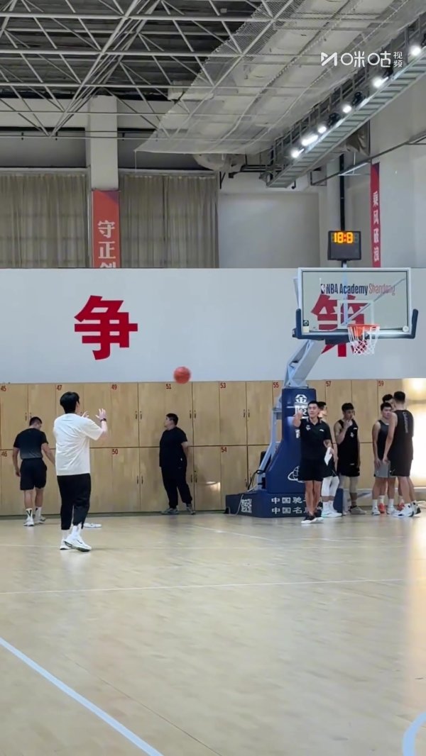主指导教练员正在赛前热身  ！邱彪在练习  时手感依旧 连中