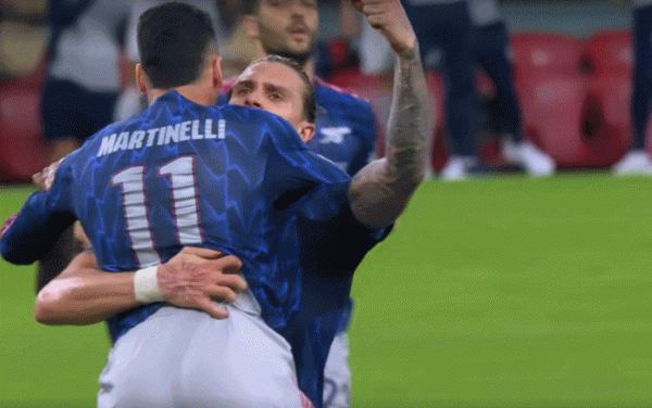 氛围太棒了👀马丁内利破门后，卡拉菲奥里狂指他运动活动    