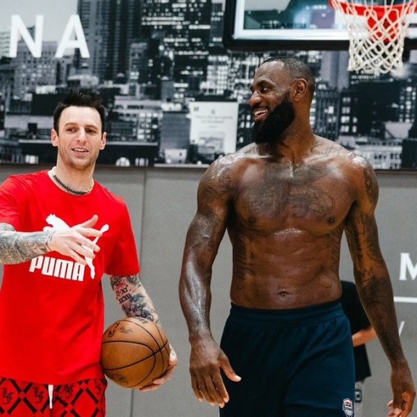 练习  师：詹姆斯每次练习  都是提前2小时到 KD每次练习