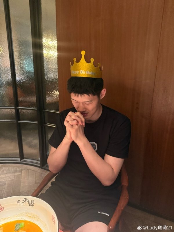 胡金秋妻子晒照：世界很大 幸福很小 有你就好🎂