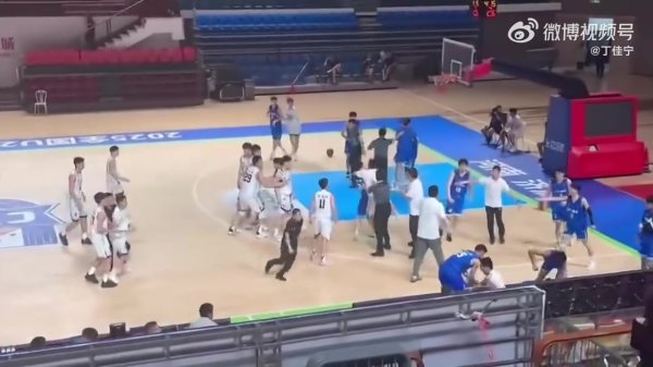 媒体人：彭泓森结束8场禁赛 他代表济南体校出战全国经典  校