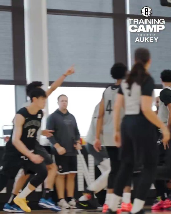 篮网社媒晒曾凡博练习  灌篮：用一记小曾的灌篮和大家说晚安