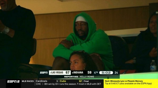 来为阿贾助威  ？阿德巴约现场观战WNBA 一身绿色帽衫很显