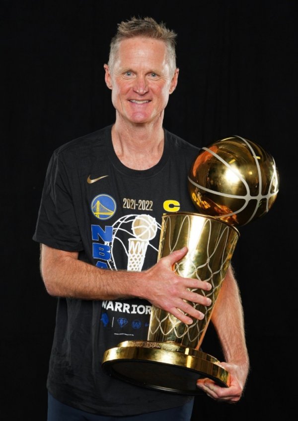 NBA官方：科尔作为球员5冠&作为指导教练员4冠 生