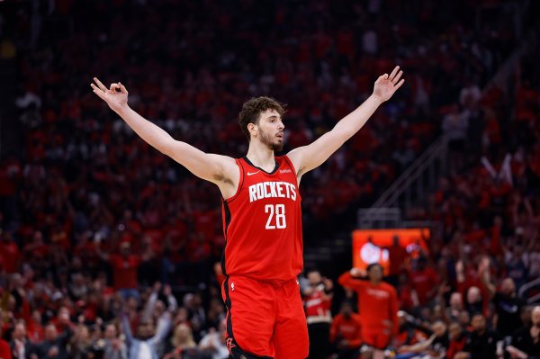 KD：申京不仅能防卫  /掩护配合/攻筐/封盖 他还能像后场