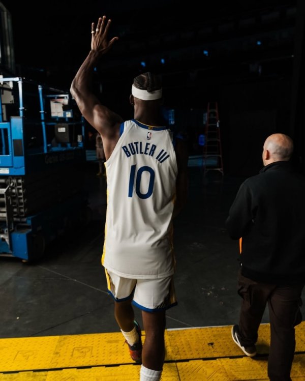 发型正常！巴特勒晒定妆照：生涯第15个赛季的首日 库里追梦出