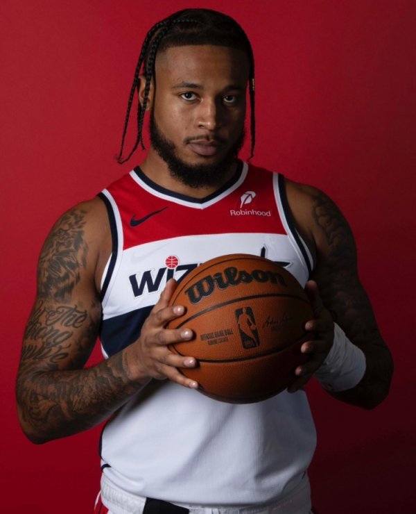 惠特摩尔：在火箭时我感觉每场赛事  都该上场 但我防卫  确