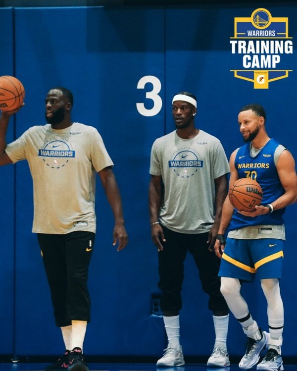 库里/巴特勒/追梦同框！勇士官方晒图：练习  营第一天