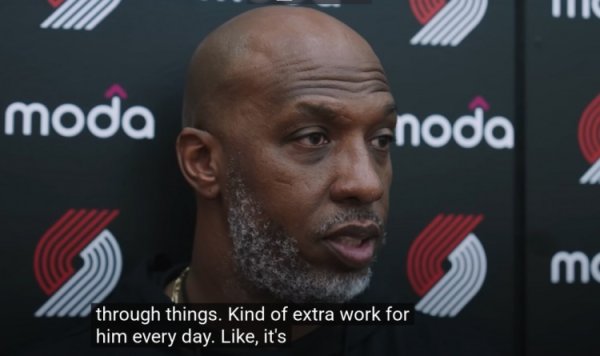 比卢普斯：每天都会额外训练杨瀚森 他一直在学英语和看录像