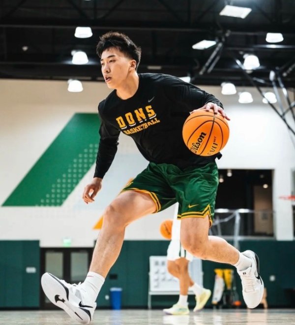 新赛季的NCAA冲啊！王俊杰晒在旧金山大学球馆的练习  照：