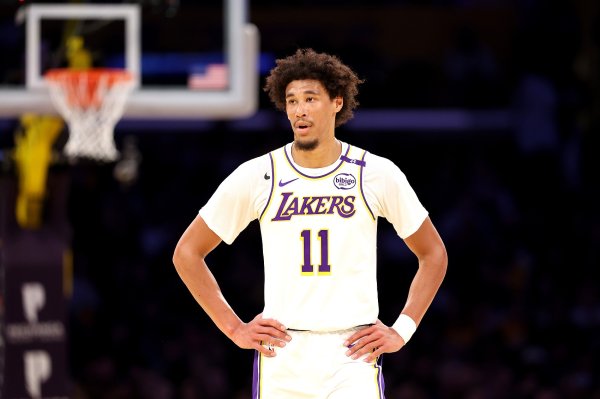 毛毛躁躁！海斯半场2中1拿到3分2板1助1断1帽 4违例  &正负值-20