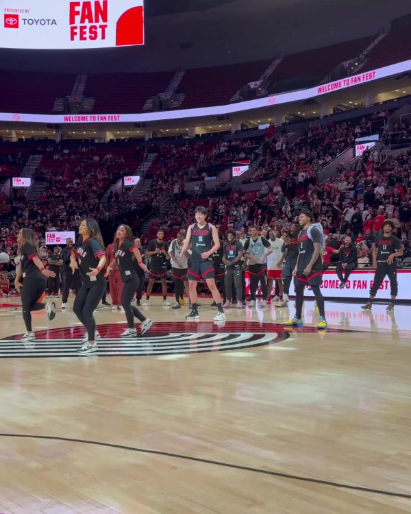 背书包学跳舞！媒体人：杨瀚森融入得不错 在球迷面前有亲和力