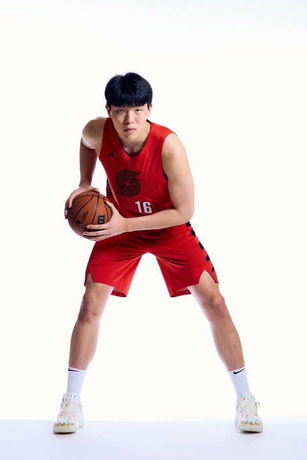 杨瀚森：希望新秀赛季在场上不要犯错 别拖后腿 在场上多待几分