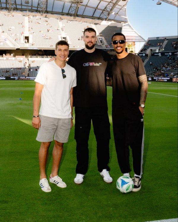 忙里偷闲！祖巴茨&博格丹&柯林斯观看同城球队