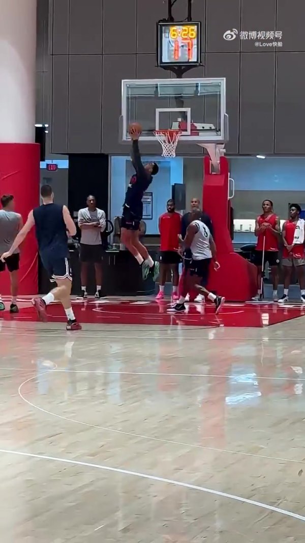 新赛季吃饼吃到吐警告👀登哥被包夹送妙传 科林斯轻松双手背扣