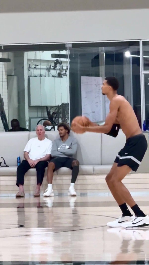 名师高徒！波波维奇在马刺练习  场边观看文班投射 索汉陪伴身