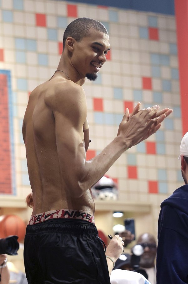 错误  有点多其他完美！文班16分钟3投3中砍下9分10篮板