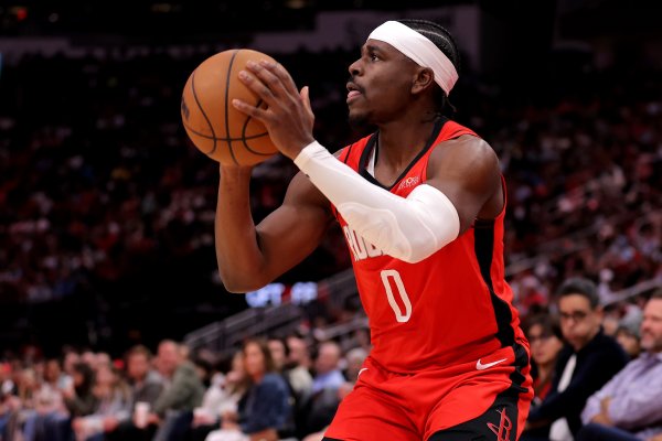 铁！阿隆-霍勒迪12投2中&三分9中2得到8分4板3