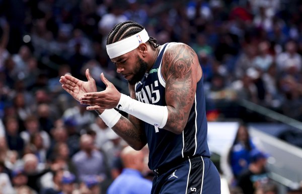 攻击  效率不高！哈迪13中4&三分8中3拿到12分