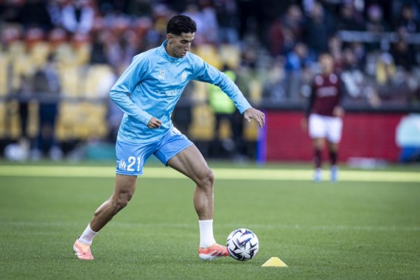 法媒：马赛后场球员阿格德在机场遭一名精神竞技状态  不稳定的