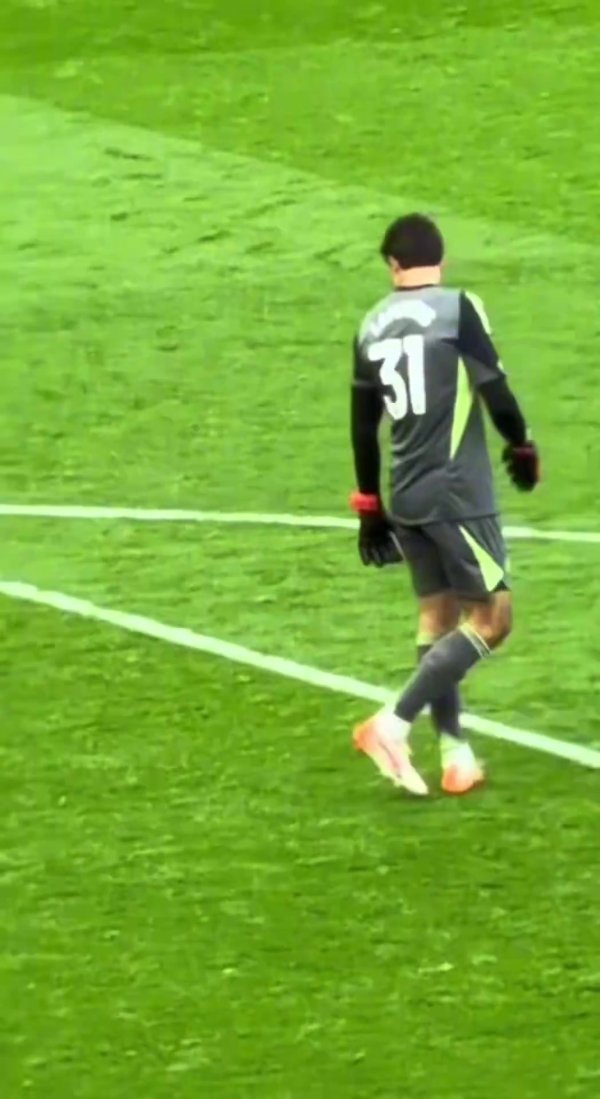 首秀已获认可❤️曼联球迷向拉门斯献曲：你是舒梅切尔假扮的吗