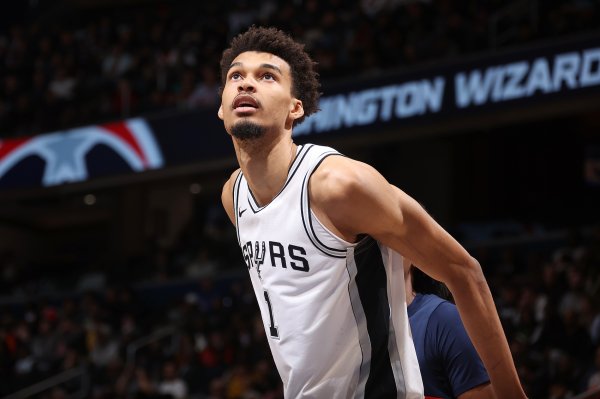 美记：文班承诺为五位最令人难忘的球迷支付整个赛季的门票费用