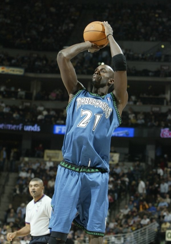 冷知识！加内特是唯一一位对阵过72胜公牛和73胜勇士的球员