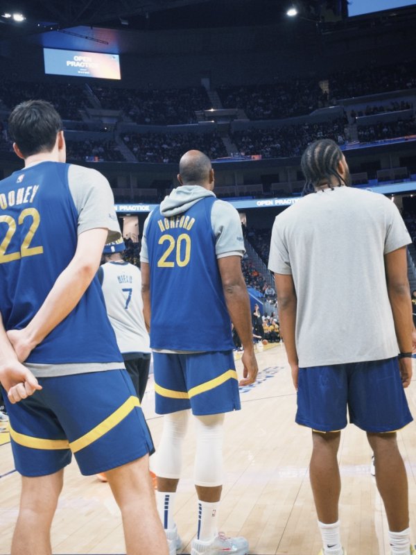 小吧探班勇士透明  练习  日🤣大小库里傻傻分不清