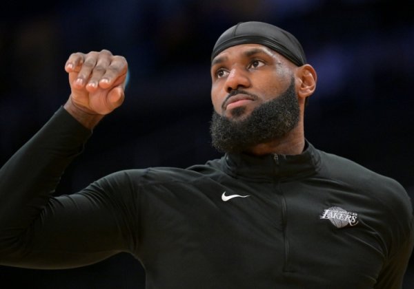 大范调侃：詹姆斯7-8年前就该退役了 我执教时每年都建议他退