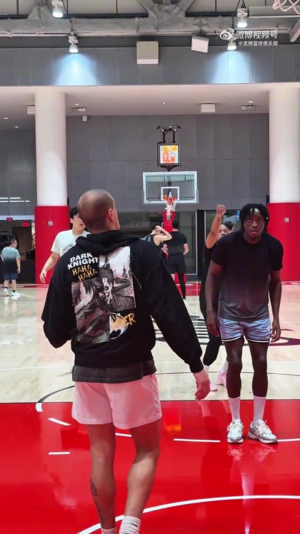 广州男篮积极准备比赛  中！☀️明早的NBA季前赛见！