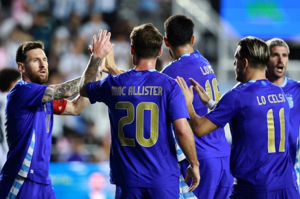 今天改做饼！梅西全场数据：2助1框，6次关键传送球  ！11