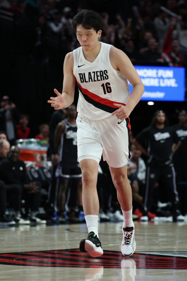 比上场有进步！杨瀚森协助防守干扰库里上篮成功+保护2个篮板球