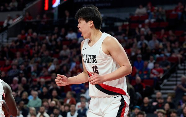 😍太帅了这球！杨瀚森假投晃飞霍福德 杀入内线丝滑挑篮命中！