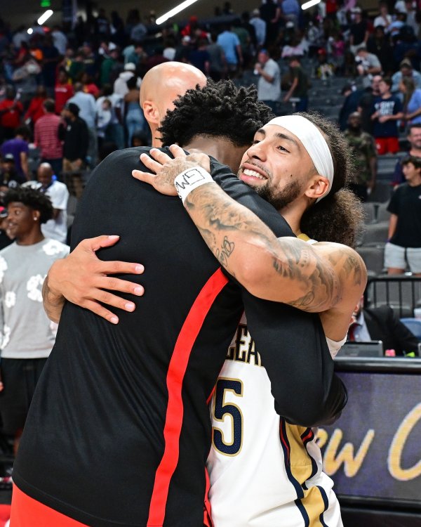 让角逐  留在场上！阿门和阿尔瓦拉多虽迸发  了冲突 但赛后