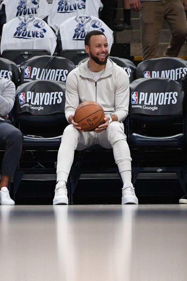 勇三疯！埃泽利：库里中场球员时会看社媒上的恶评 然后下半场暴