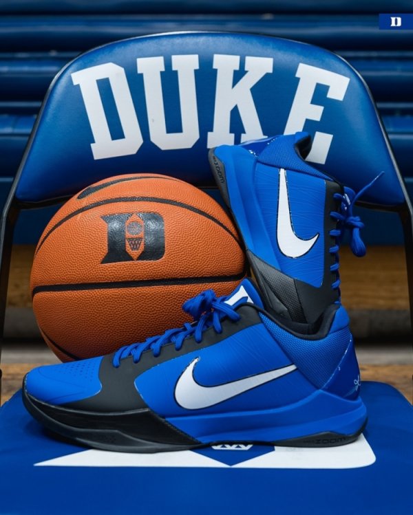 牌面拉满！杜克大学女篮官方晒出校队专属配色的Kobe 5 P