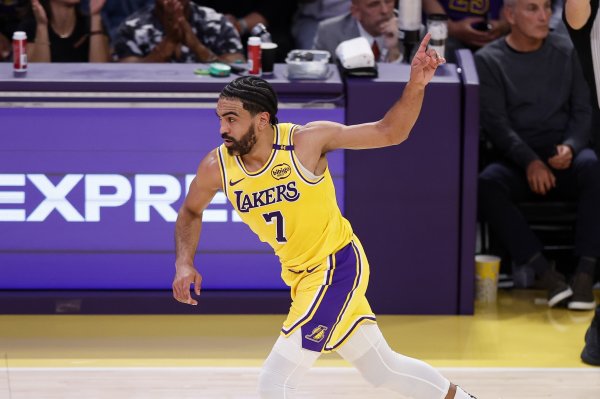 我要打10个！文森特首节三分7中5爆砍18分 积分  占全队一半！