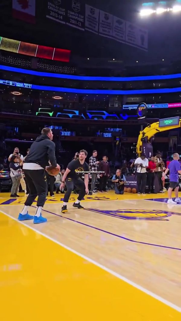 调皮😂！东契奇赛前赛前热身  ：来防我呀！然后调高弧度三分空