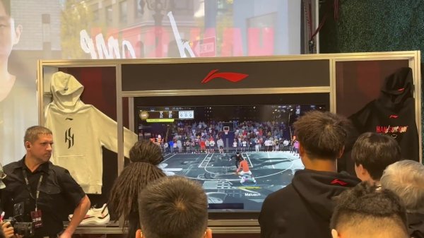 杨瀚森和球迷打2K单挑 球迷使用杨瀚森本尊 小杨用马鲁阿奇迎