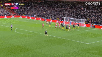 差点致胜球  ！危险区域  乱战阿玛德跟进凌空斩，被穆里略门